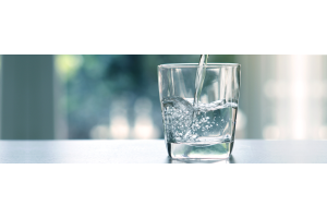 Qu’est-ce que l’eau alcaline ? Est-elle vraiment utile ou simplement un effet de mode ?