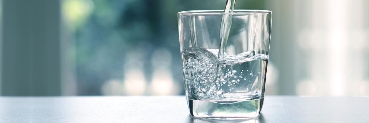 Was ist basisches Wasser? Ist es wirklich nützlich oder einfach nur ein Hype?
